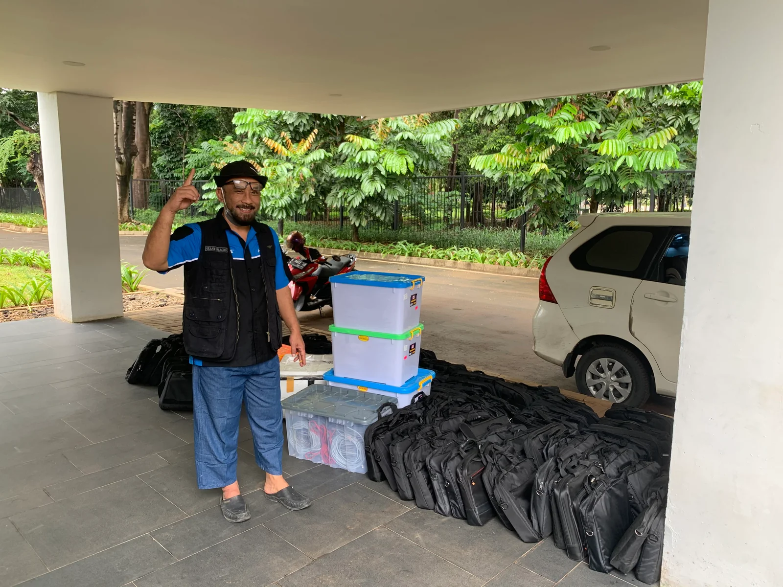 Tim operasional Arental menyiapkan unit laptop sewa di kantor Kebon Jeruk, Jakarta Barat